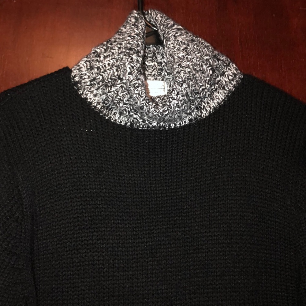 Maria Gabrielle Women’s Black & White Turtleneck